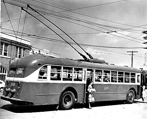 usa_m_atl_sl_1110_rear34view_bv.jpg