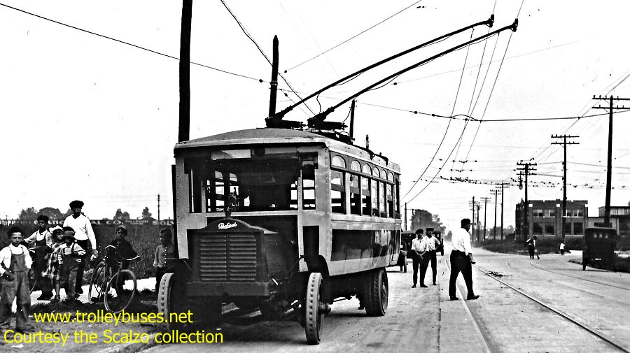 usa_m_det_packard_1921demonstrator_onthestreet_ss.jpg