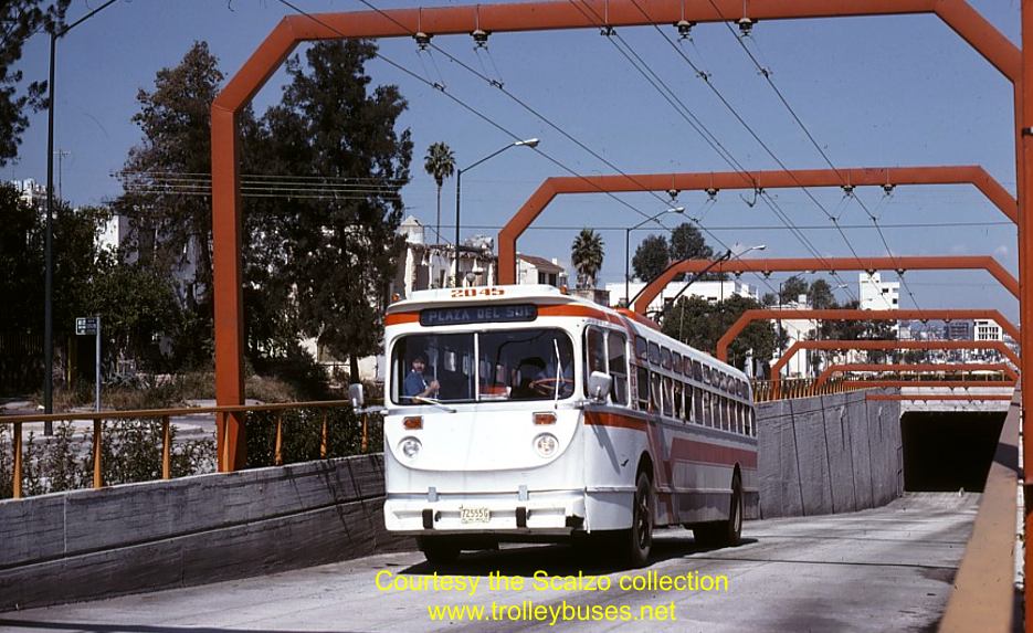 mex_m_gdl_mh_2045_colonometrostation_19771121_ss.jpg