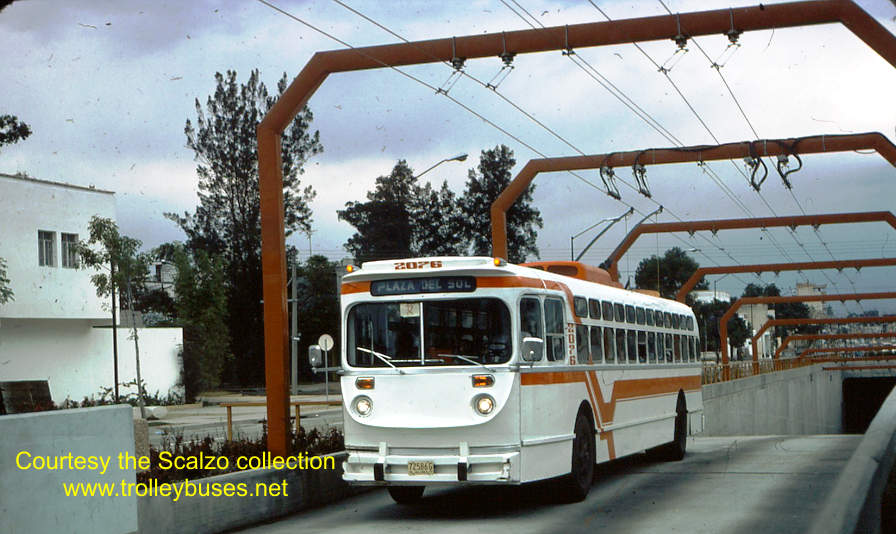 mex_m_gdl_mh_2076_colonmetroestacion_19770411_ss.jpg