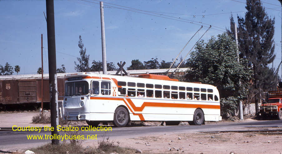 mex_m_gdl_mh_2120_colonferrocarriles_19770201_ss.jpg