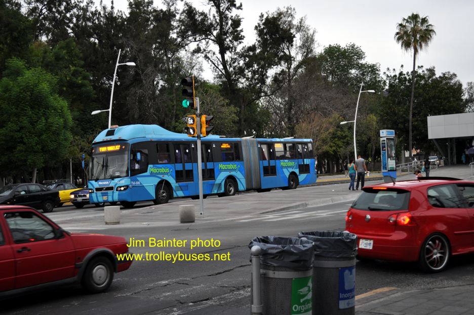 mex_m_gdl_misc_embarq_macrobus_tm006_20100315_jbain.jpg
