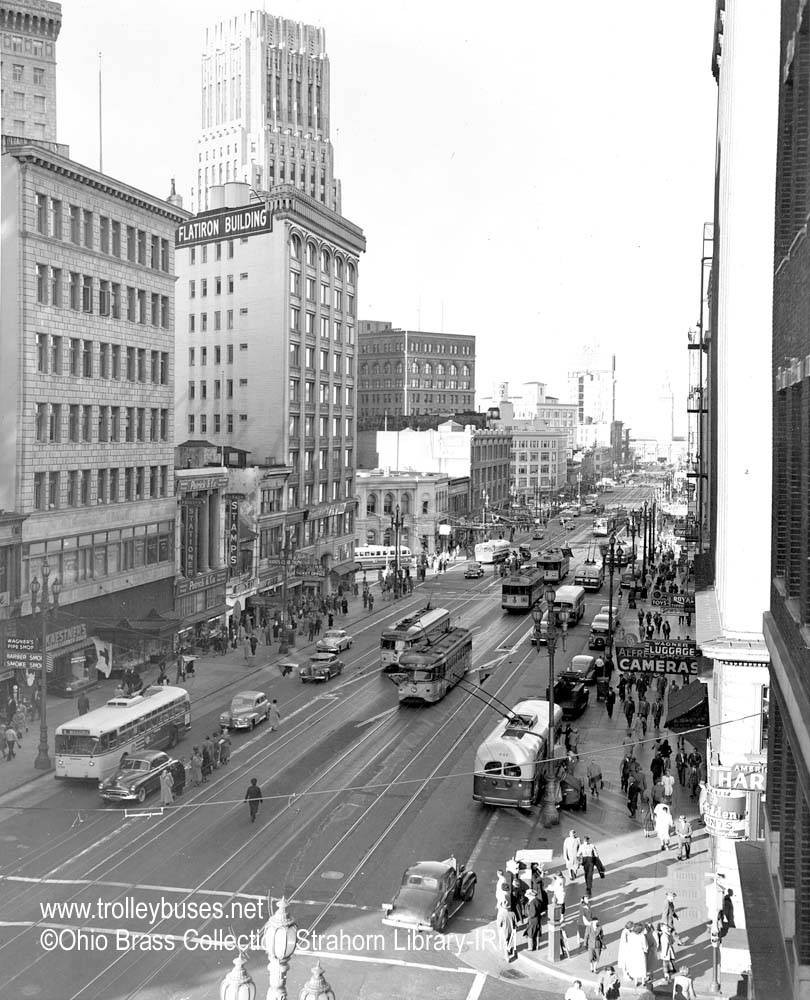 usa_m_sfo_misc_marketst_lookingibsutter_irm_ss.jpg